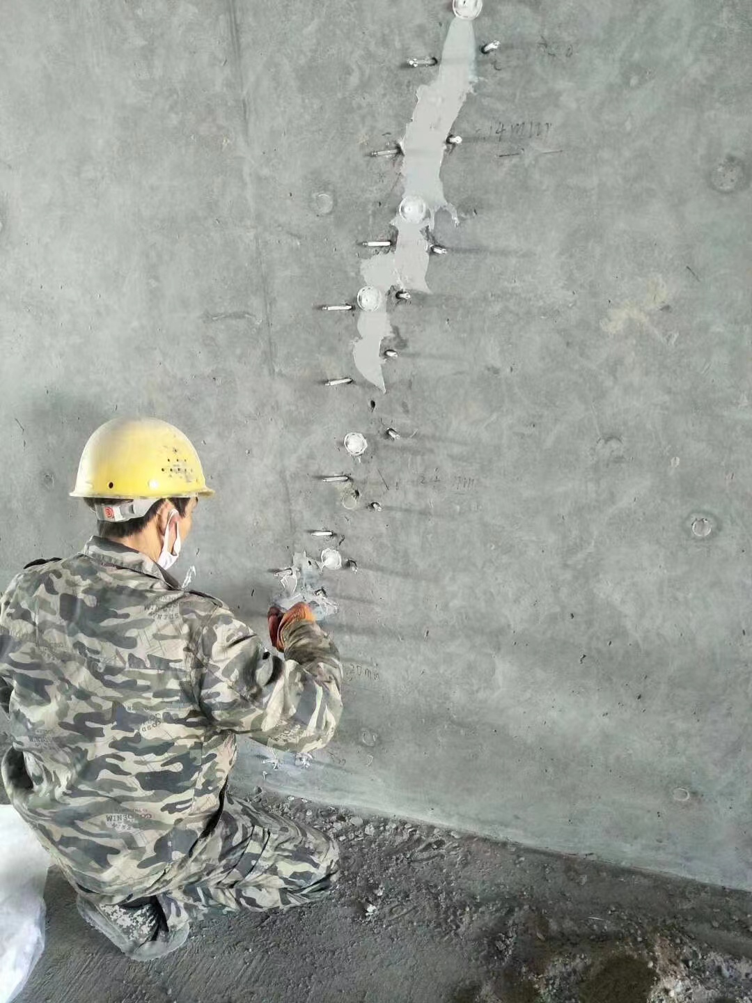 新疆混凝土楼板裂缝加固施工的方案