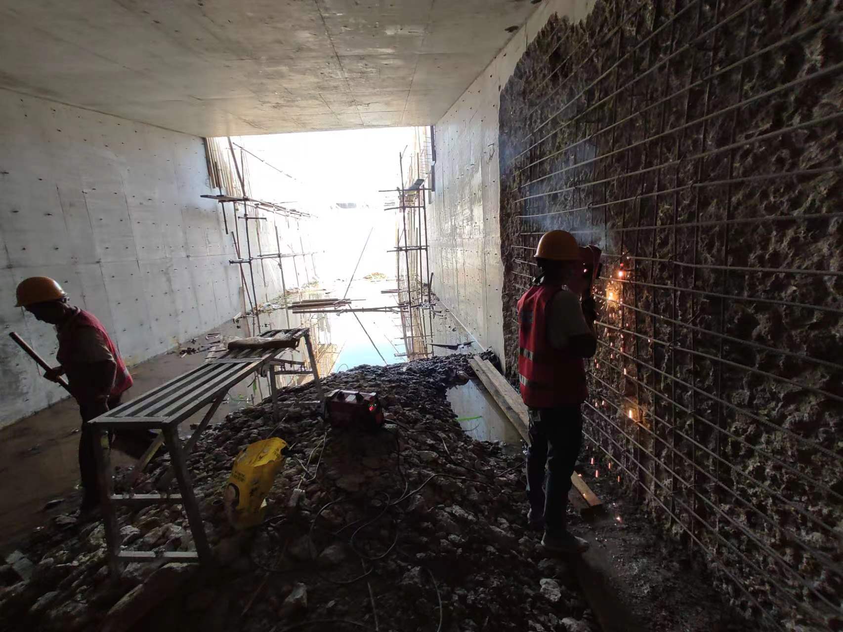 新疆挖断承重墙导致楼体开裂，加固施工方案出炉
